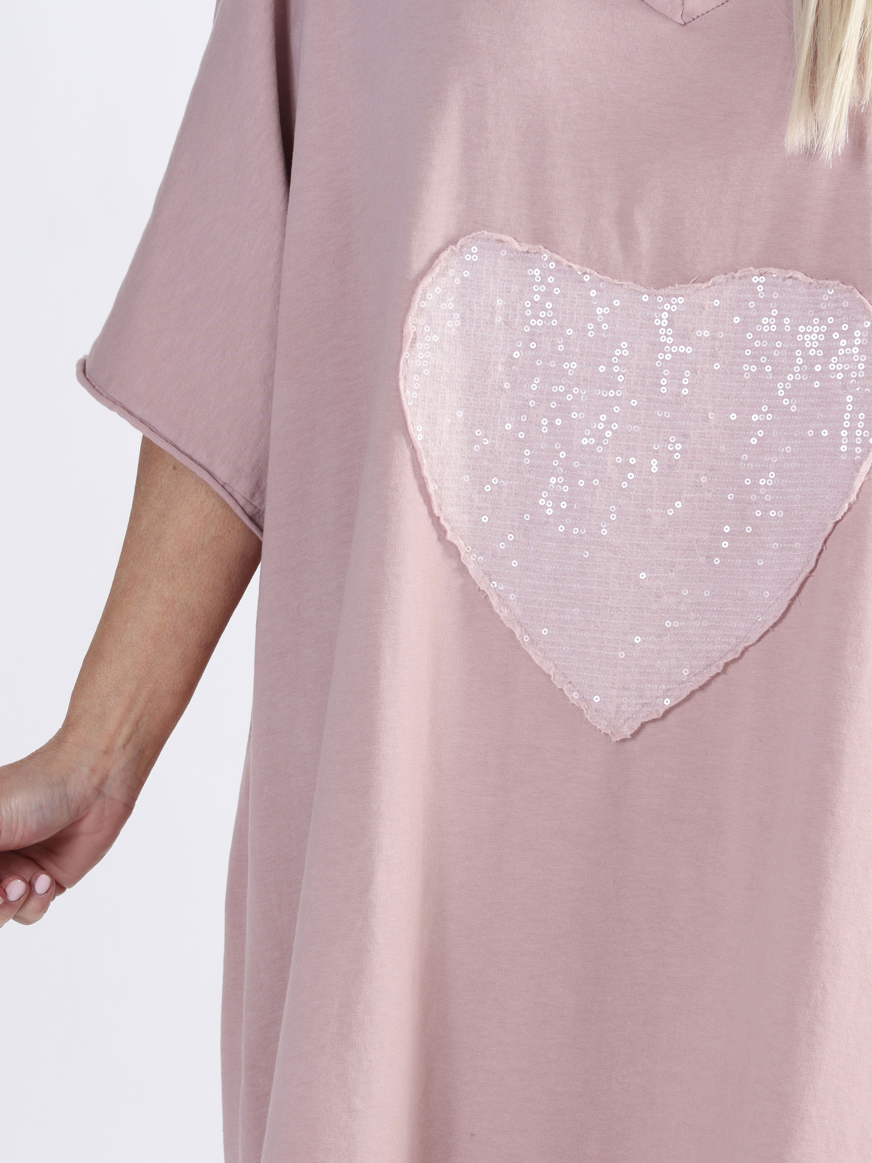 Shila - T-shirtklänning i bomull med paljetthjärta i plusstorlek